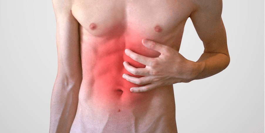 복통으로 배에 손을 올리고 있다