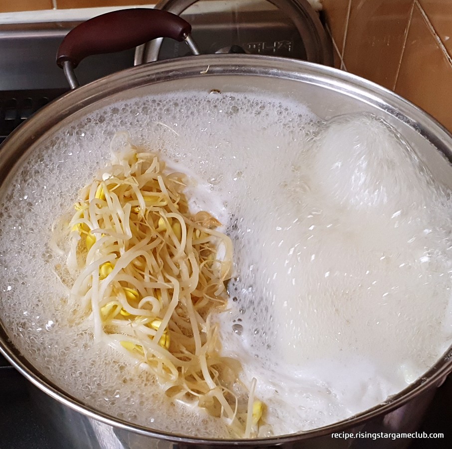 명절 나물국을 끓이는 사진