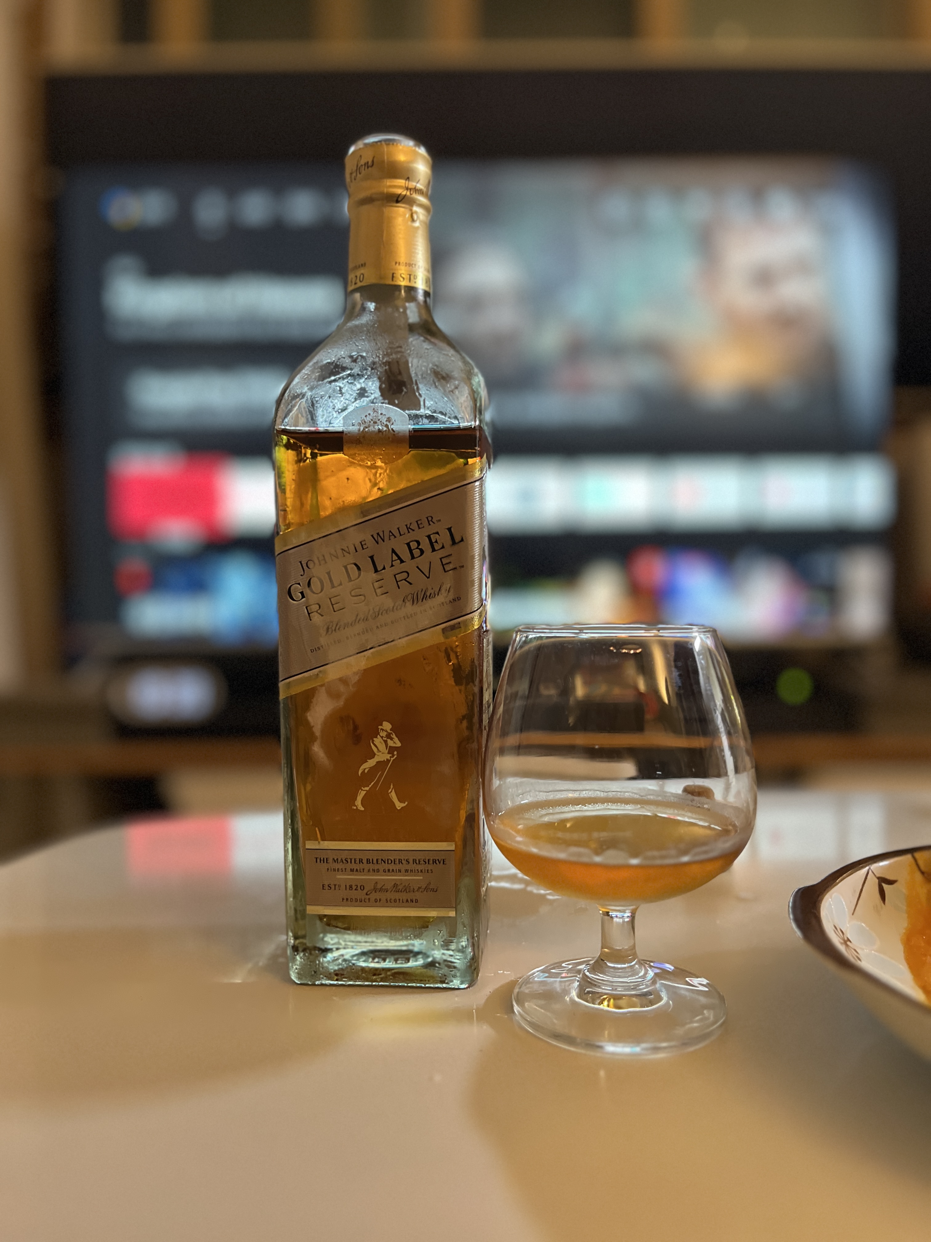 조니워커 골드 라벨 리저브(Johnnie Walker Gold Label Reserve)와 낮은 와인잔