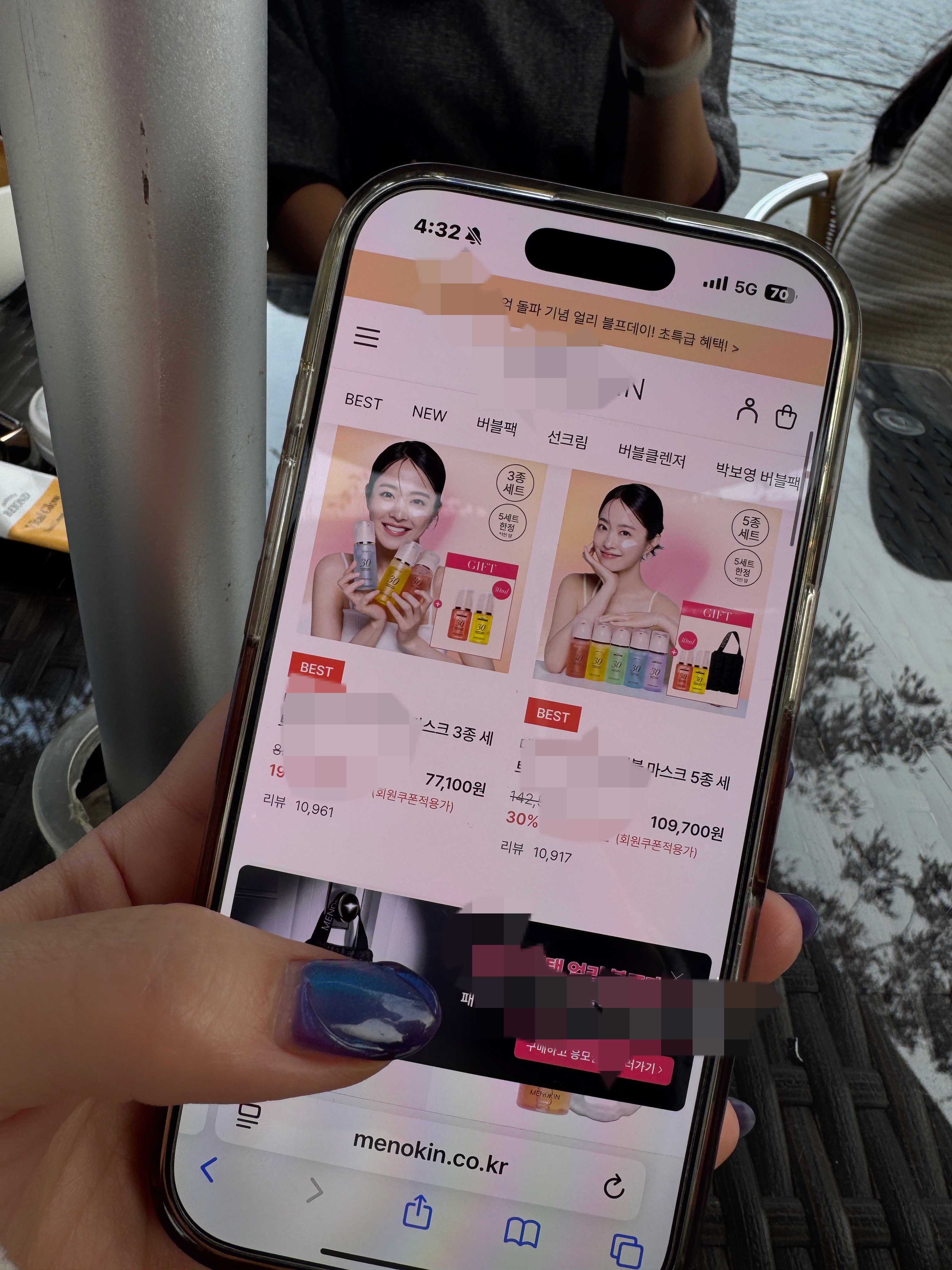 남양주 카페 데너리스 야외석에서 모바일 화면으로 뷰티&middot;스킨케어 제품을 살펴보는 모습. 추천 아이템을 보여주는 장면