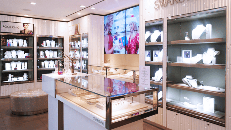 친구에게-선물하기-위해-방문한-보석가게-전경