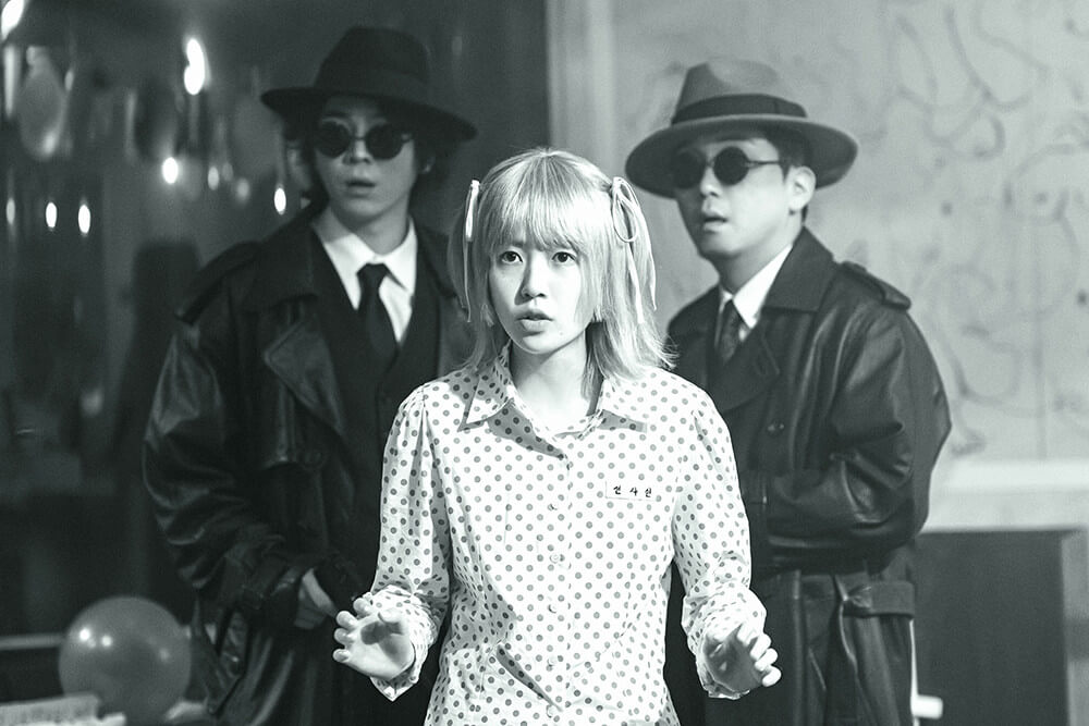 두 명의 킬러 사이 선샤인이 서 있는 모습