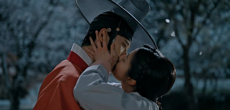 은애하는 도적님아 키스하는 모습 (사진 출처:드라마)
