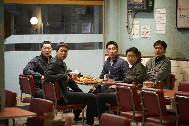 치킨을-먹고-있는-진선규-공명-류승룡-이하늬-이동휘