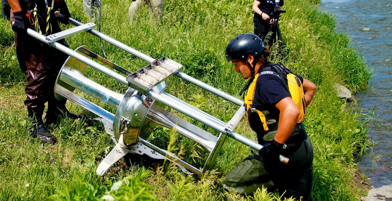 강에 설치된 지속 가능한 조력 발전시설 VIDEO: id&eacute;nergie's sustainable river turbine converts water flow into electricity