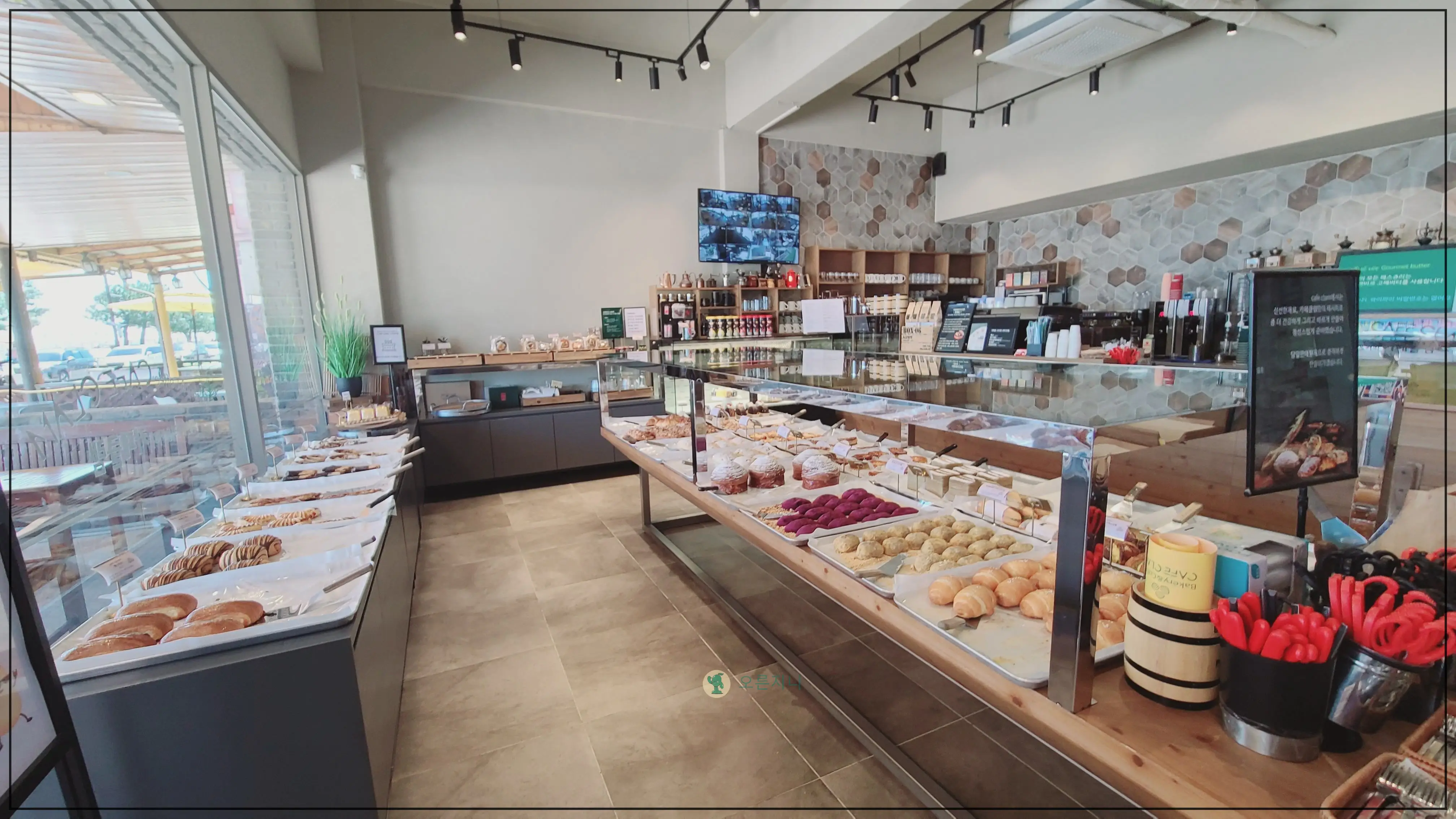 동해-망상해수욕장-바다앞-카페-클램-빵진열