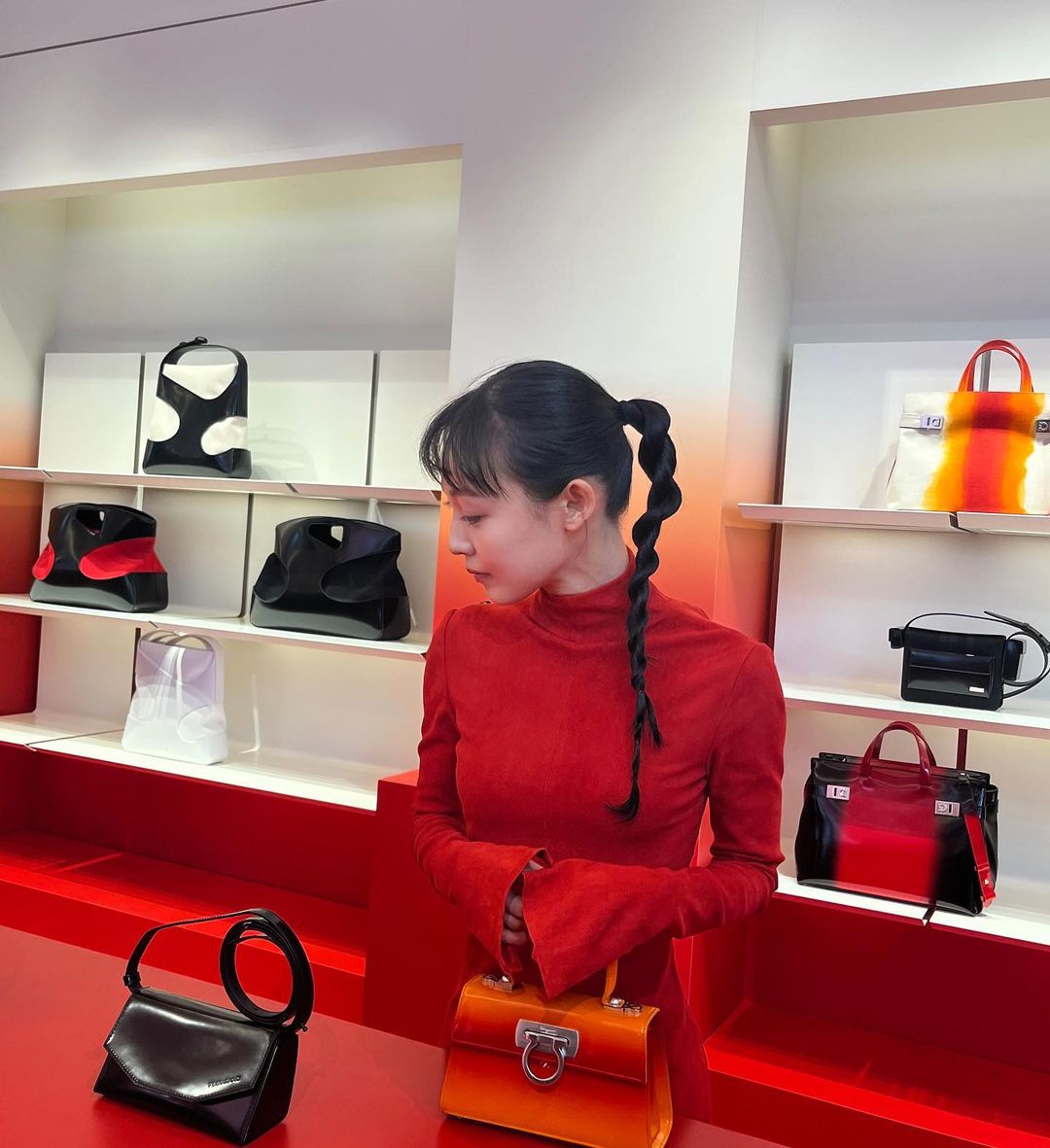 페라가모 매장에서 한컷 즐기는 전소니