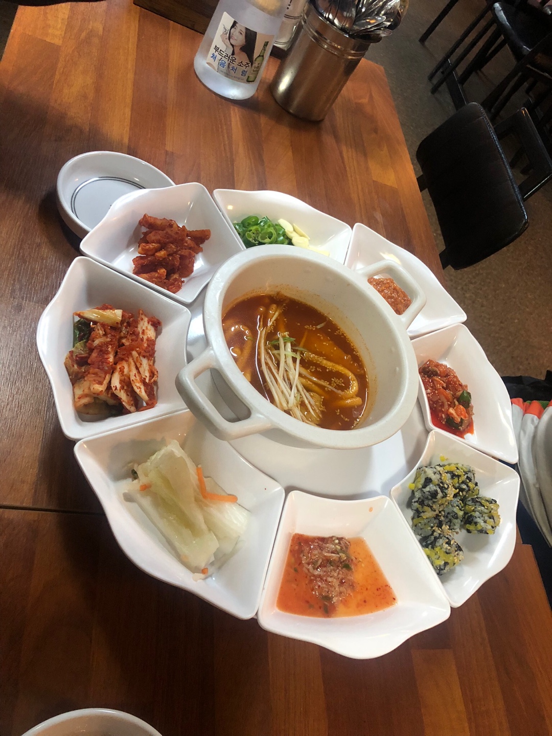 떡볶이와 각종 밑 반찬