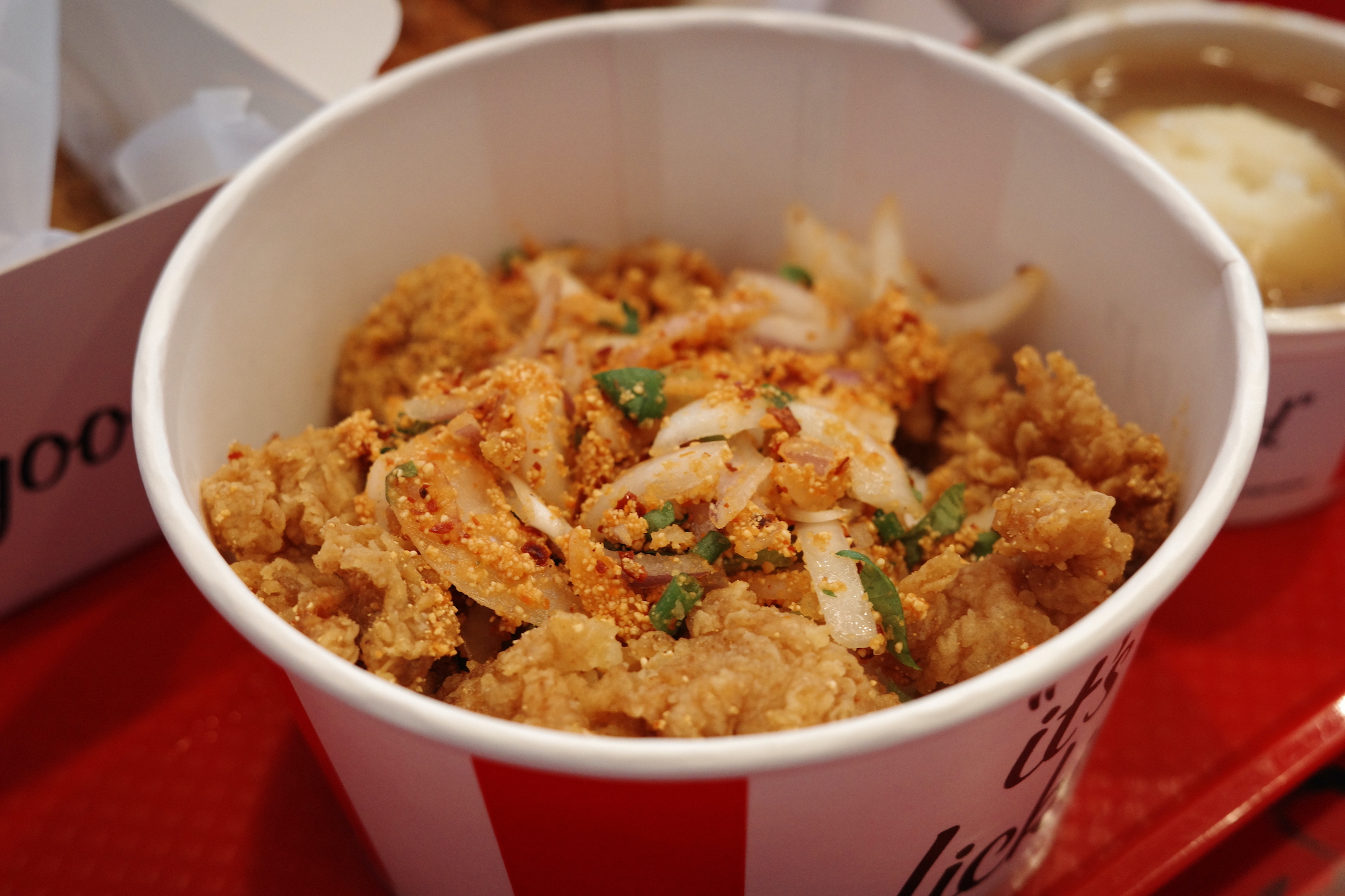 빨간 양념의 Spicy Chicken Rice Bowl