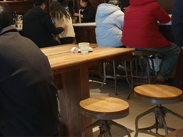 빈 테이블과 의자 2개. 요즘에 많이 보이는 의자다