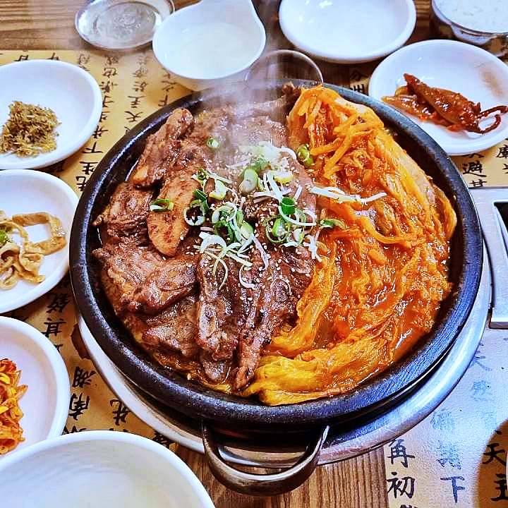 토요일은 밥이좋아 예산 백종원 예산시장 부근 묵은지 돼지갈비 맛집 묵은지김치찌개 묵은지 돼지갈비구이 예산10미 현지인 추천 토밥 좋아 방송정보