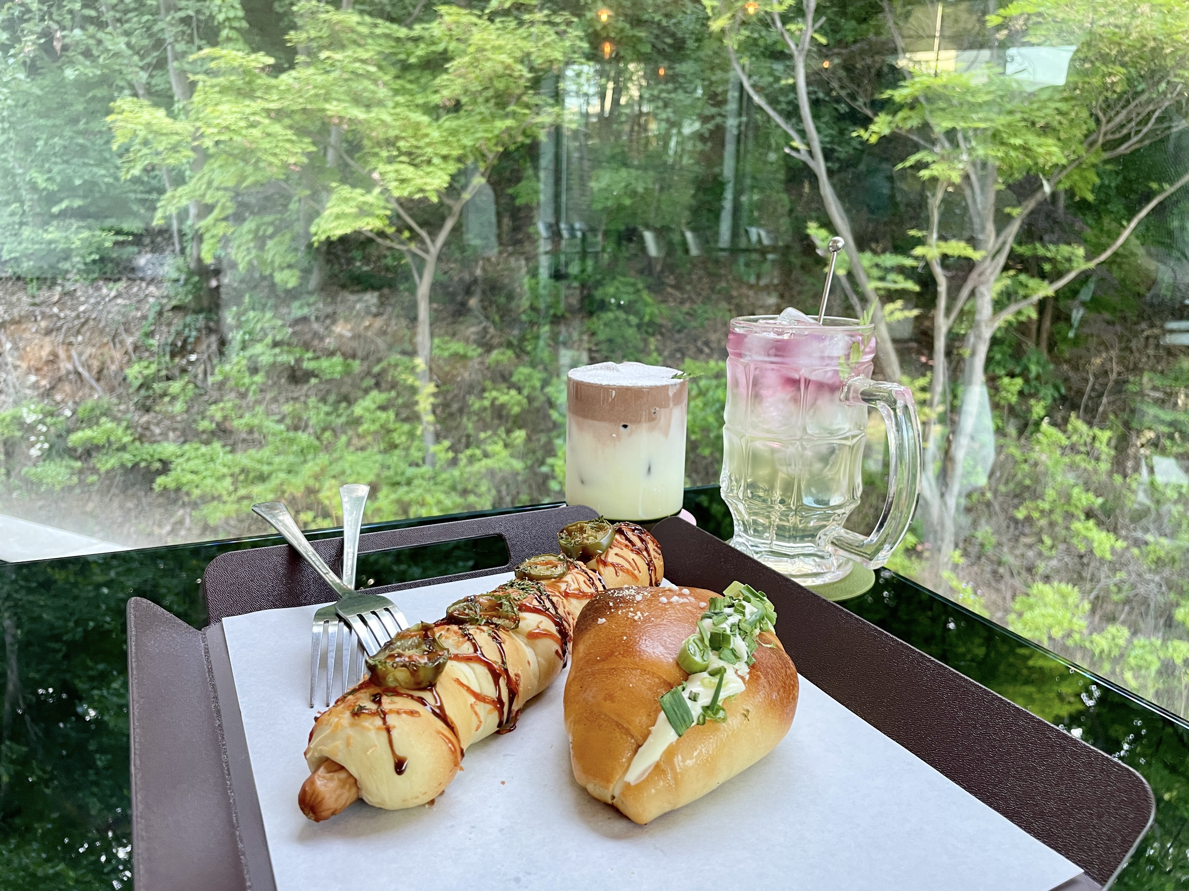 소금빵 소세지빵 하이볼 소래산라떼 모습