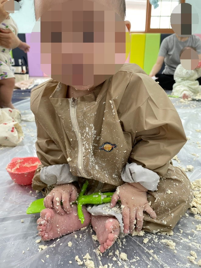 두부 맛보는 7개월 아기의 모습