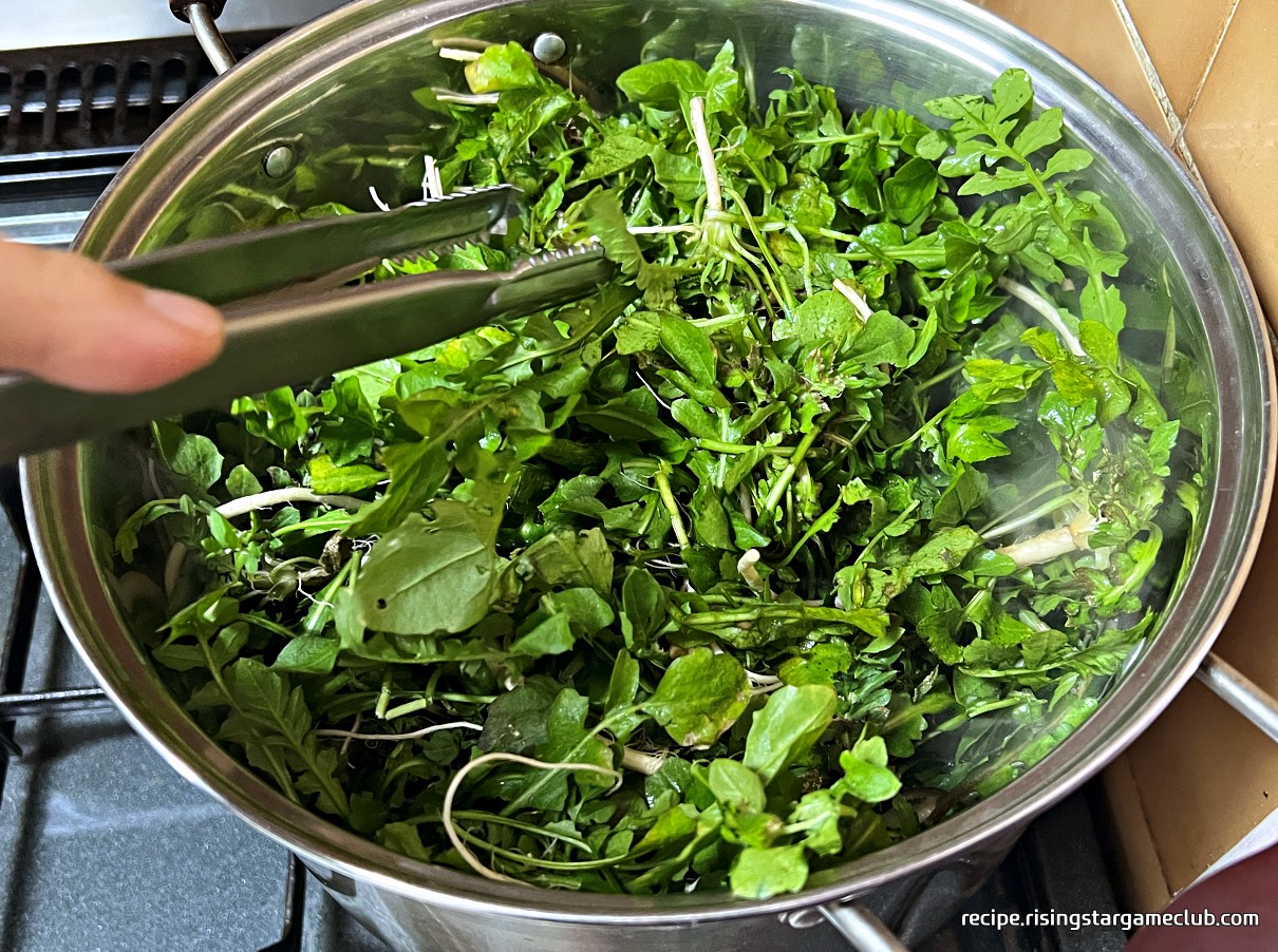 끓는 물에 냉이를 넣은 사진