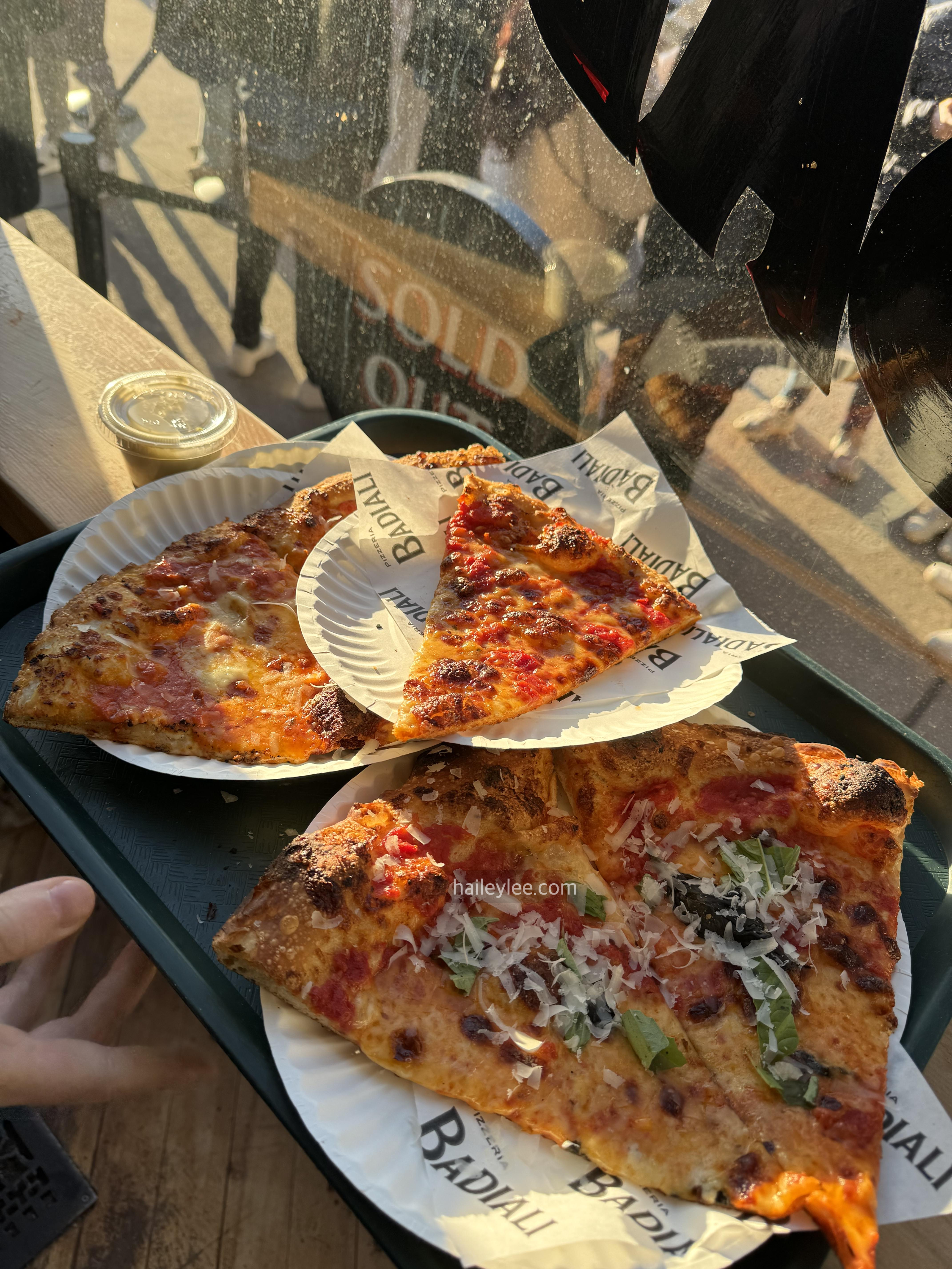 왼)타운하우스가 줄지어 있는 모습 (오)피자맛집 Pizzeria Badiali