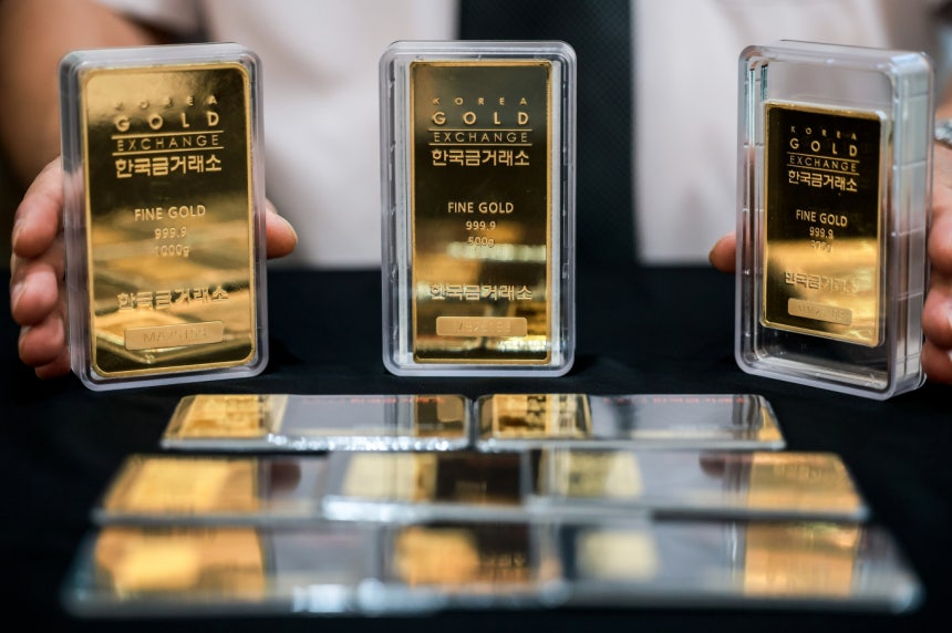 글로벌 경제 불확실성이 높아지자 안전자산 선호 현상에 투자가 몰려 금값이 상승세다. 사진은 2일 서울 종로구 한국금거래소 종로본점에 골드바가 놓여진 모습.
