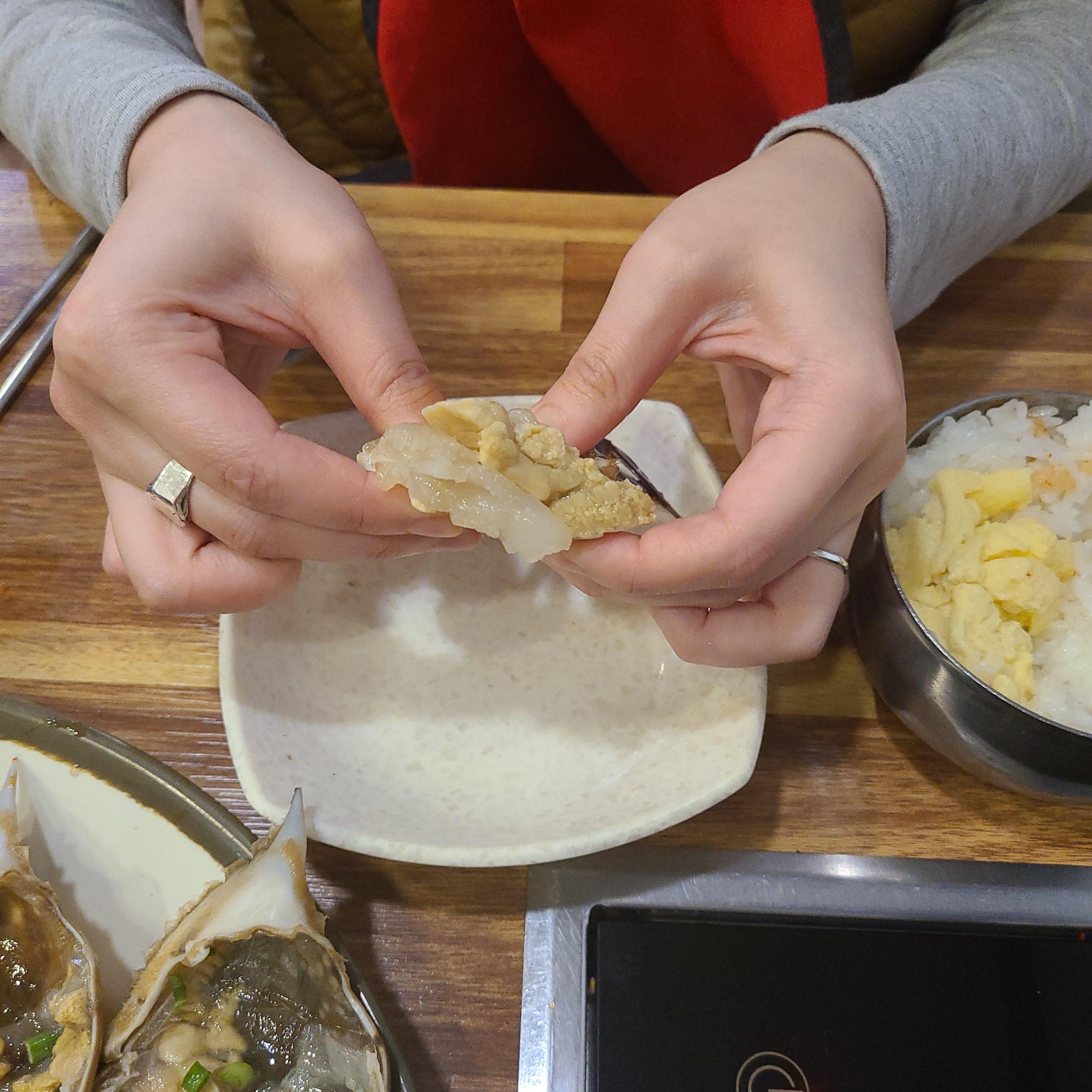 how to eat soy sauce marinated crab and spicy marinated crab1