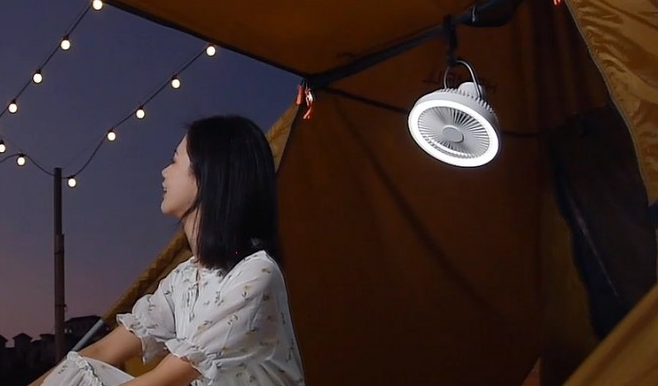 캠핑이나 여행 중 사용하는 무드등 무선 선풍기 예시