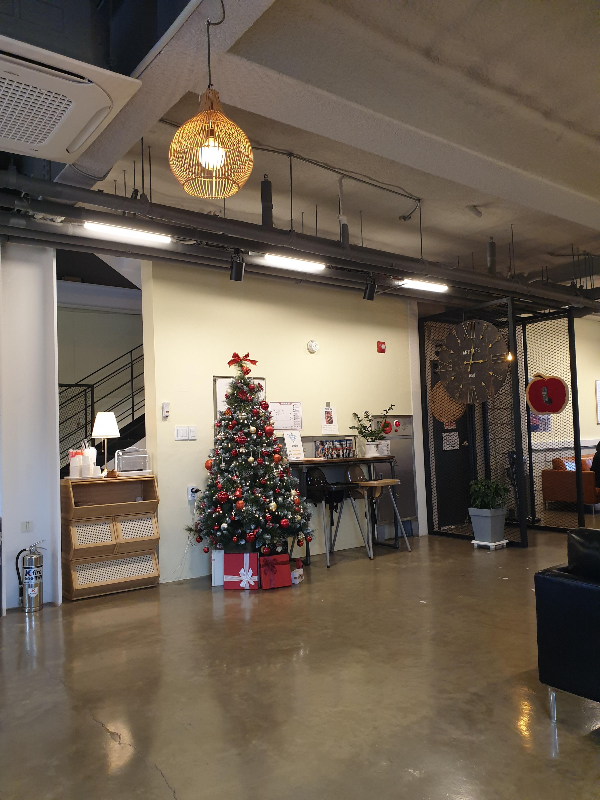 크리스마스 트리가 놓인 2층 벽면.