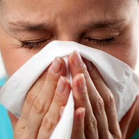 비염-때문에-콧물이-나는-여자-사진