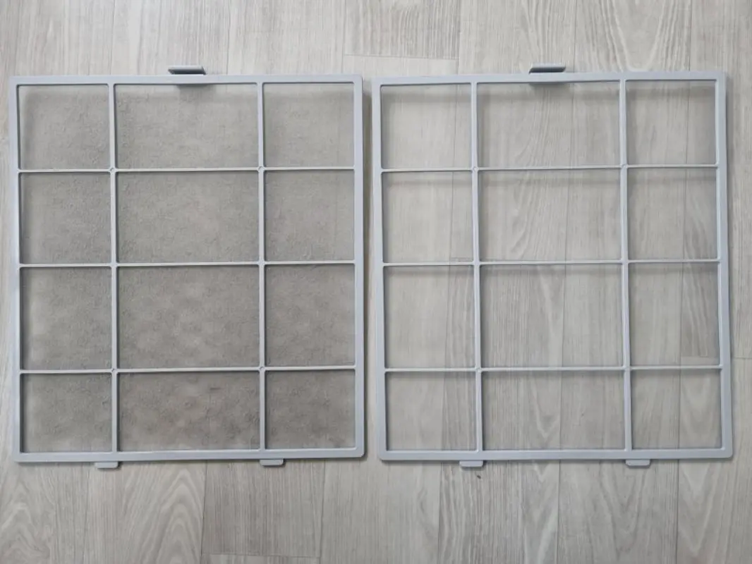 왼쪽은 먼지가 잔뜩 낀 프리필터이고 오른쪽은 물세척후 깨끗한 프리필터다.