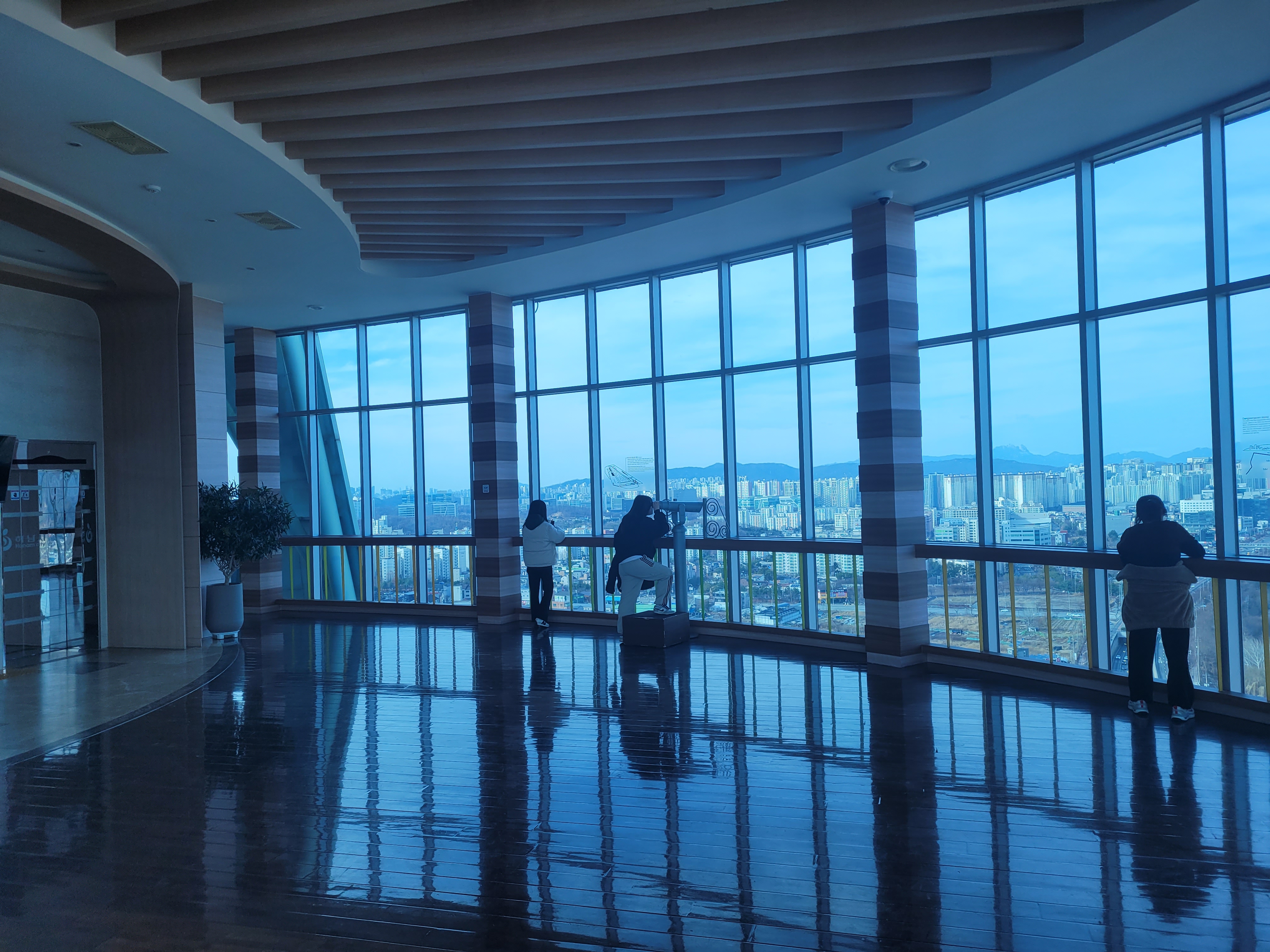 전망대에서 풍경을 바라보는 사람들