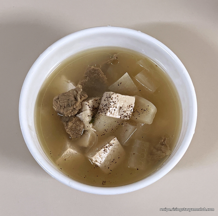 소고기 탕국 맛보기기 위해 그릇에 담아 놓은 사진