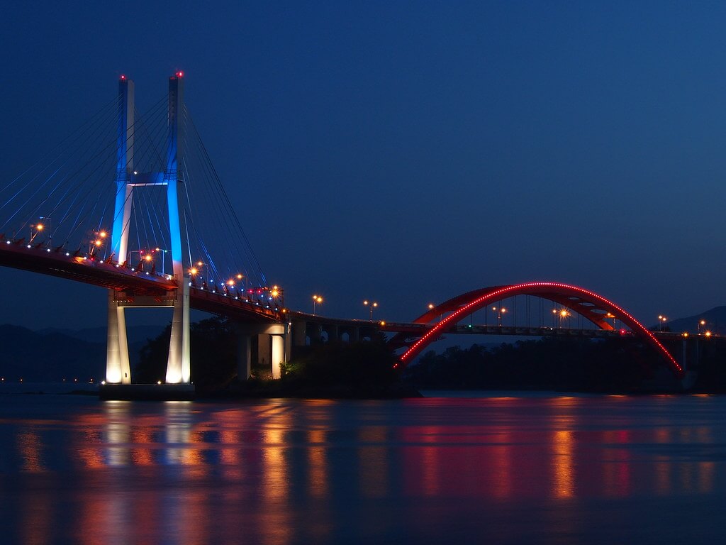 사천 삼천포대교 야경이 만들어내는 빛의 연결과 밤바다가 완성하는 구조적 풍경