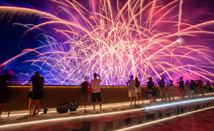 푸꾸옥 남부 선셋타운 내에 키스 브릿지에서 불꽃 놀이를 구경 하고 있는 모습