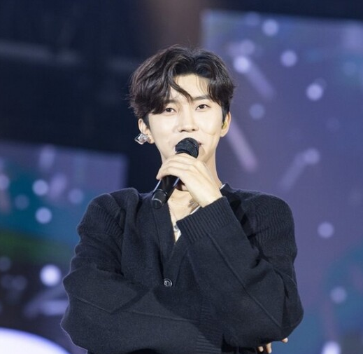 임영웅 마이크 든 모습