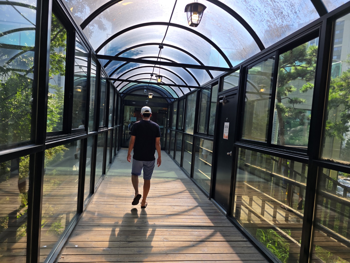 다리를 건너면 새로운 곳이 나옵니다.