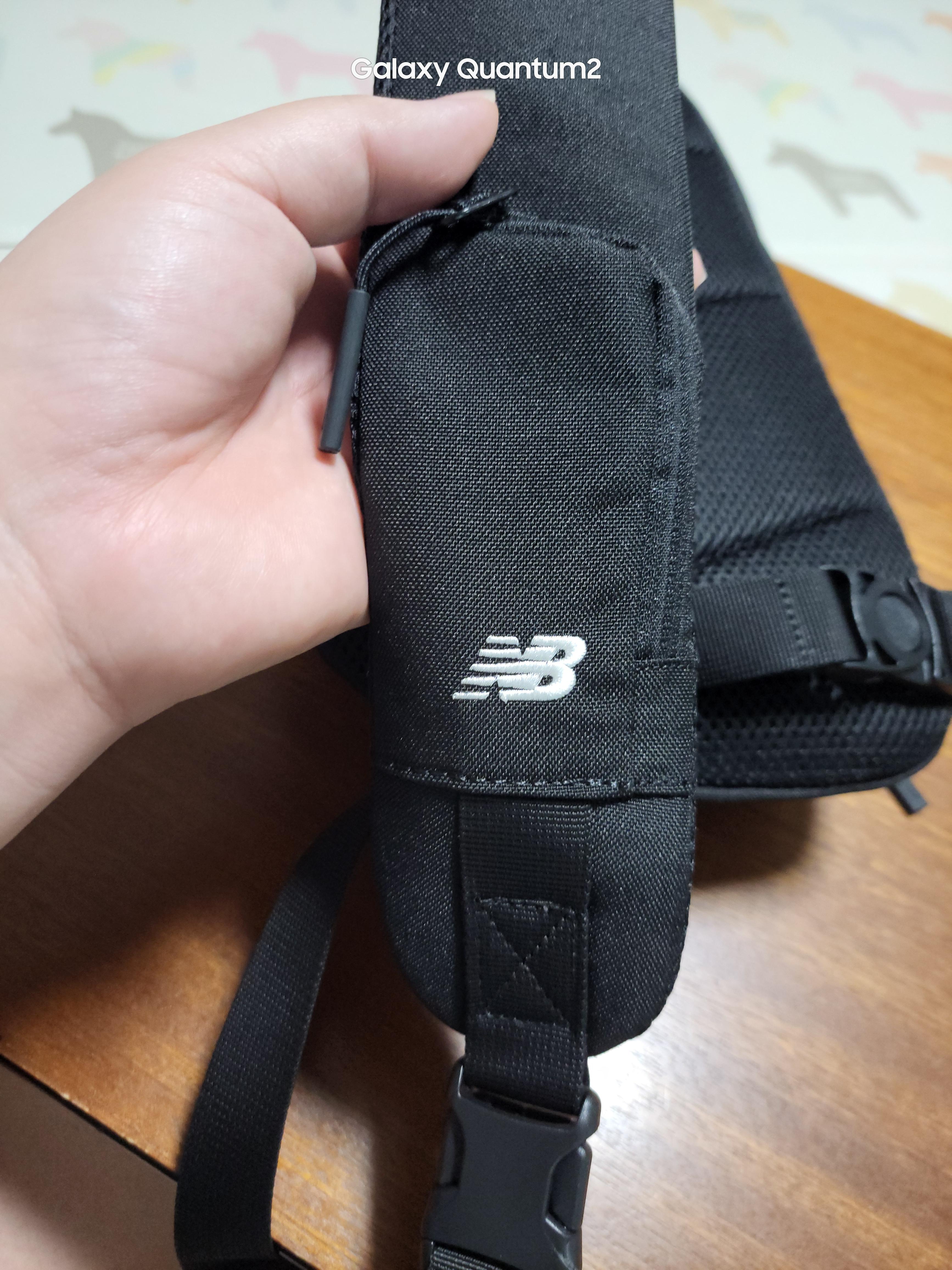 뉴발란스 슬링백가방 끈에 달린 작은 포켓