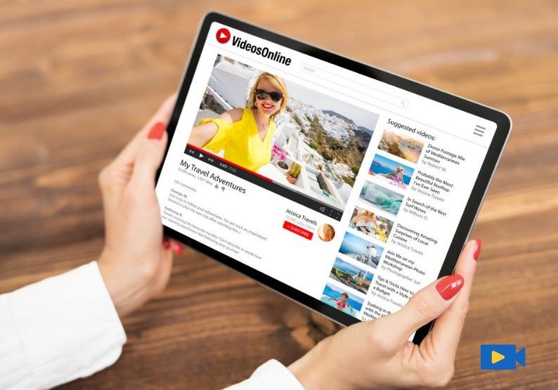 태블릿으로 유튜브 채널 레이아웃과 추천 영상을 확인하는 여성 크리에이터 via Canva