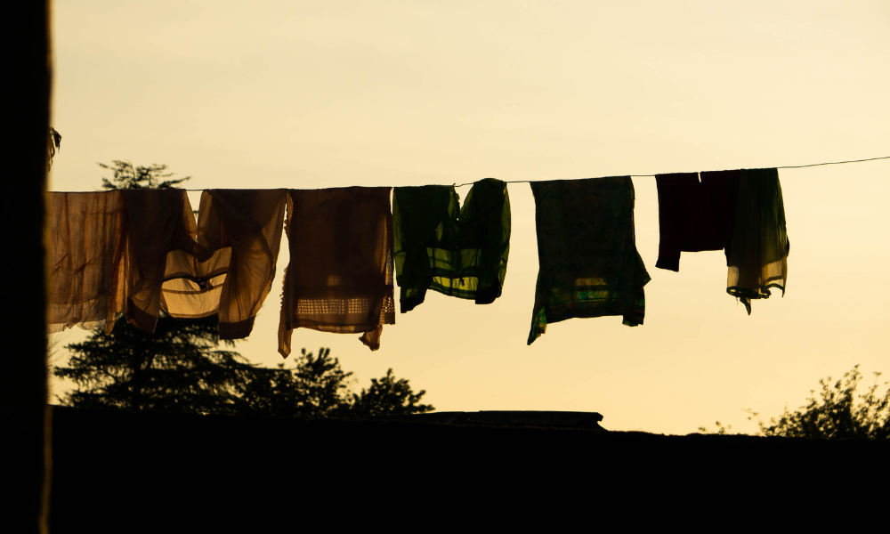 아보하_아주 보통의 하루_빨랫줄에 옷을 널어 말리는 풍경