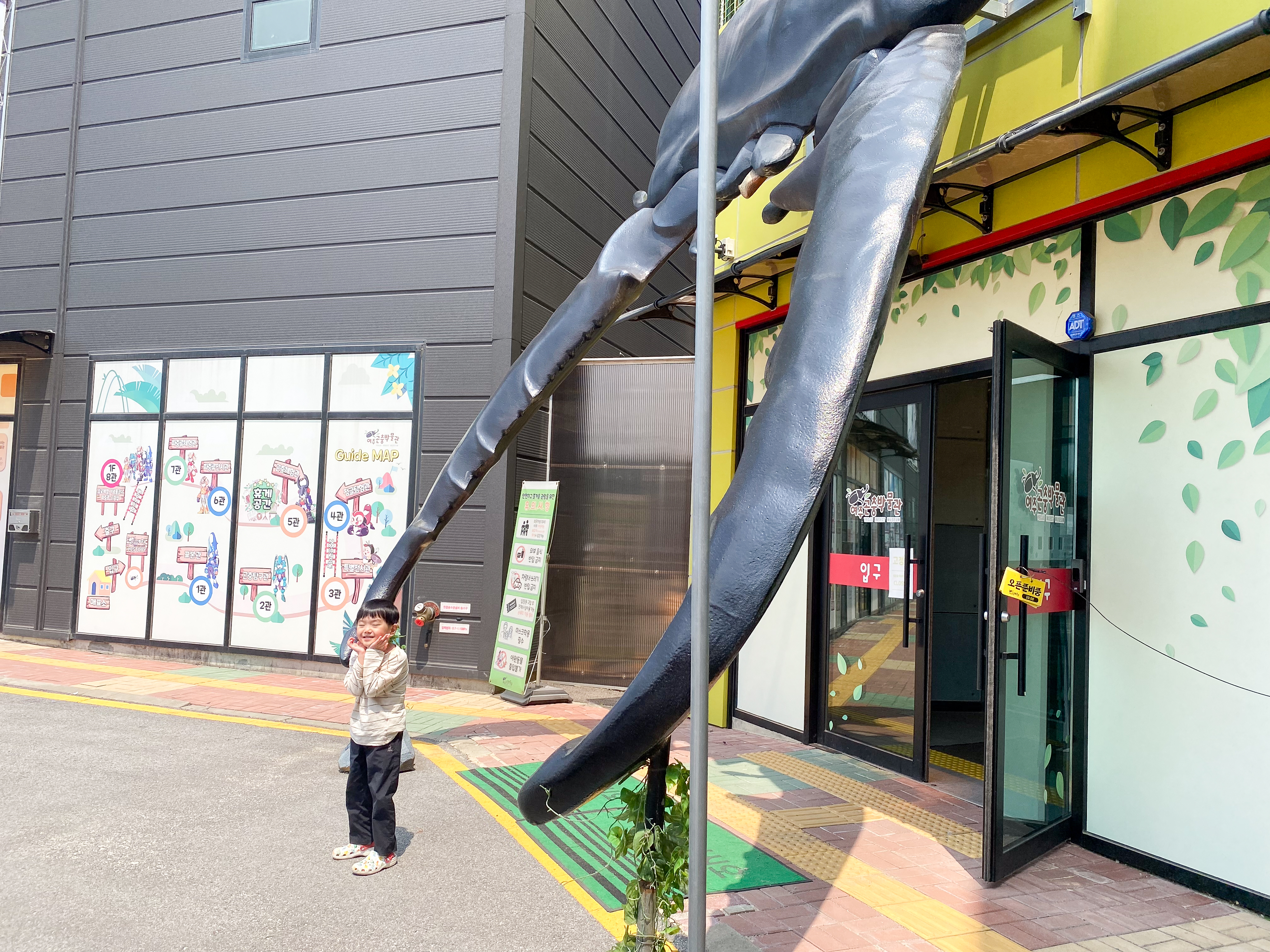 아직 어려서 꽃받침 사진을 잘 찍어요.