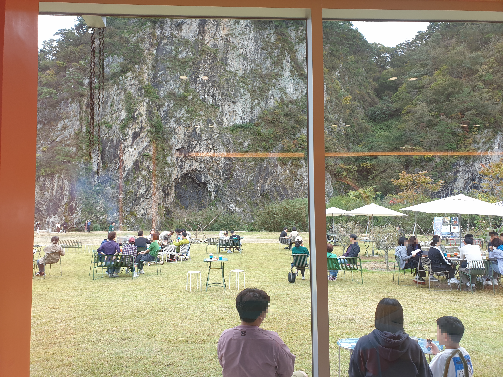 내부에서는 액자 안에 절벽이 보인다.