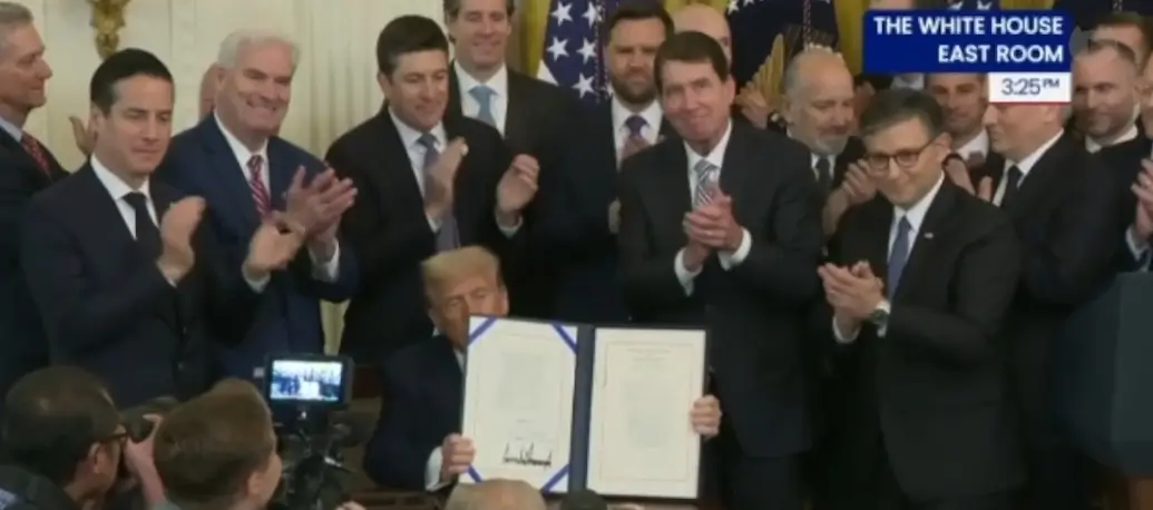 트럼프-GENIUS법-서명2