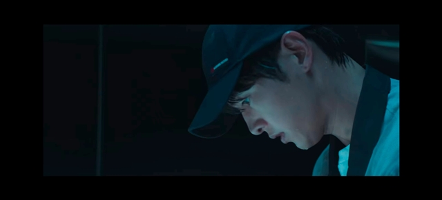 모자를 쓰고 고개를 숙이고있는 주인공