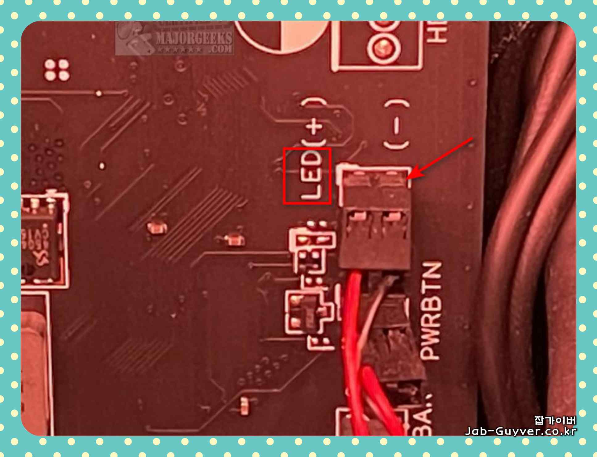 메인보드 RGB LED 헤더에서 전원 케이블 분리하는 사진