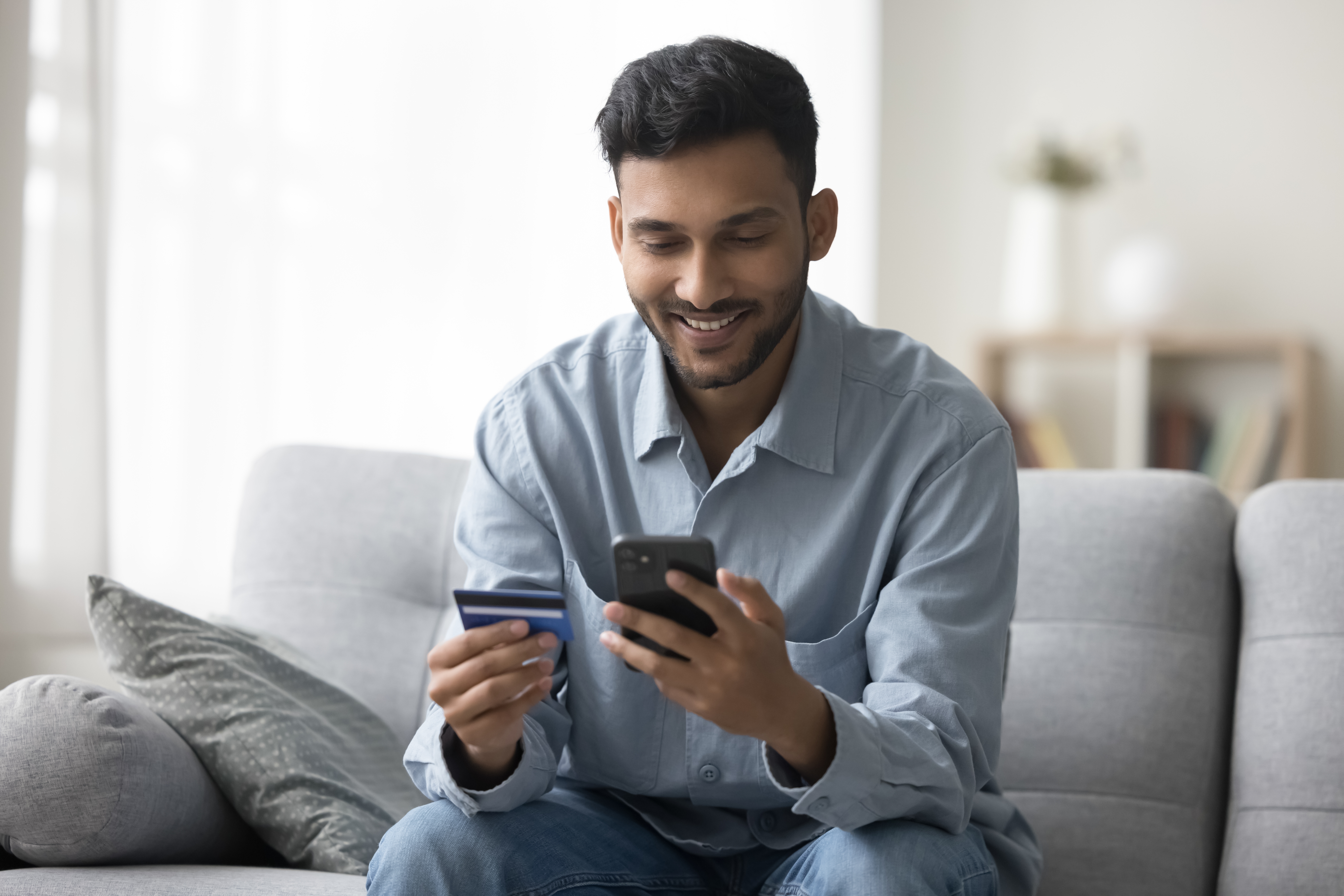 스마트폰과 카드로 지역화폐를 사용하는 청년｜청년기본소득 지급 방식과 사용처 예시 이미지