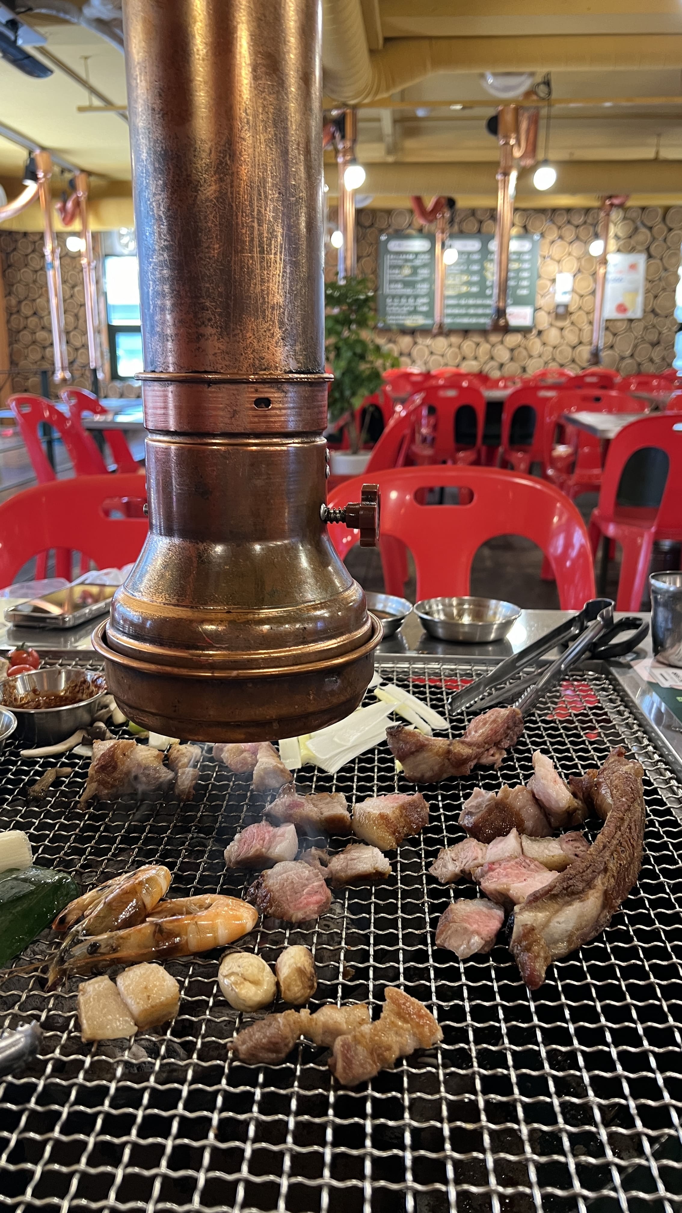강남 &lsquo;빨간 의자&rsquo; 통삼겹 바베큐맛집