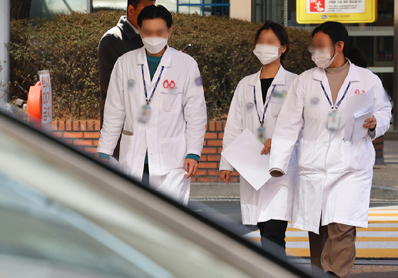 오늘부터 전공의 집단 이탈 사태 수습을 위해 상급종합병원에 파견된 공중보건의(공보의)와 군의관들이 본격적으로 진료를 시작한다. 사진은 지난 8일 오후 서울 시내 한 대학병원에서 근무중인 의사들의 모습. [사진=뉴시스]