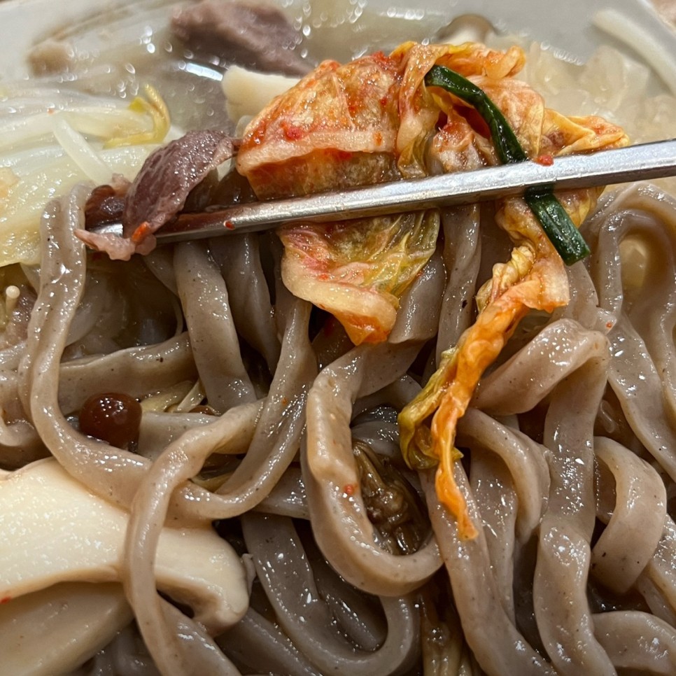 홍대에서 메밀막국수랑 생버섯 샤브샤브를 동시에? 여긴 꼭 가야 해요