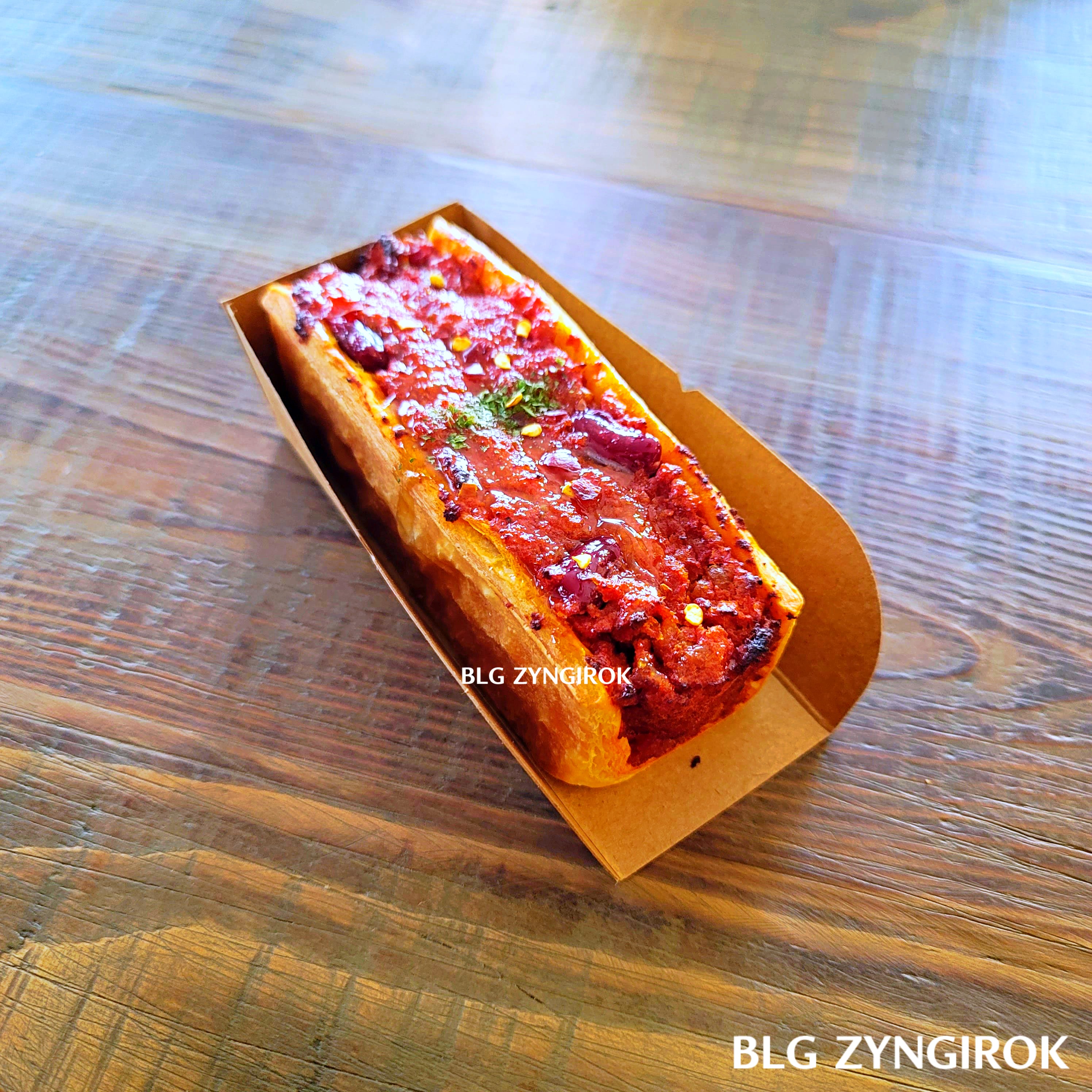 양주 카페 럿지 LODGE 칠리소세지가 테이블 위에 놓여있다.