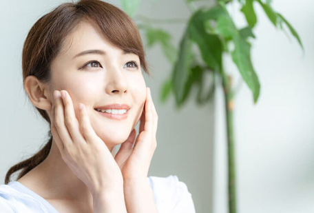 피부를 만지는 여성