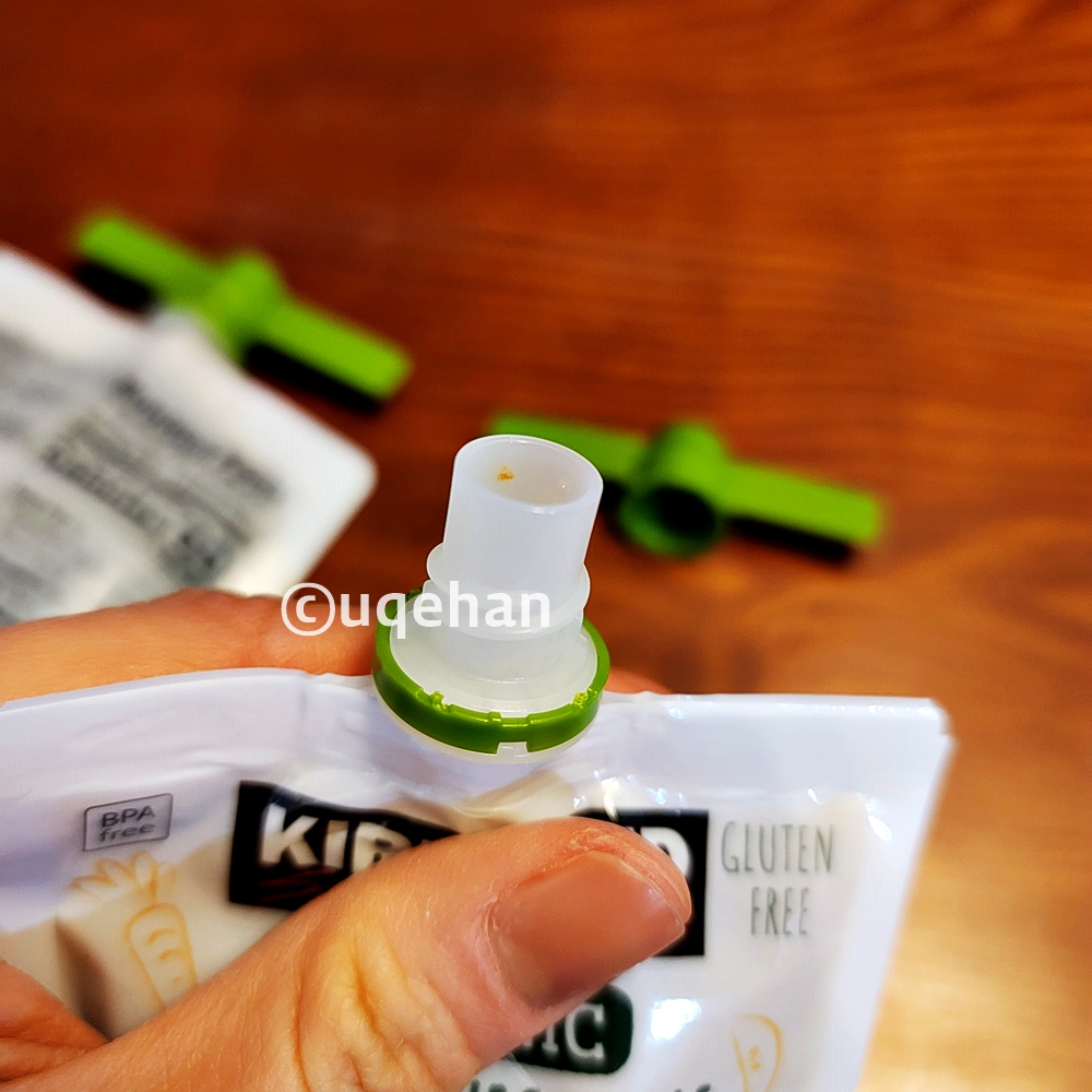 커클랜드 시그니춰 유기농 프루트 앤 베제터블 파우치 뚜껑을 열어보니 플라스틱빨대처럼 빨아먹을 수 있게 되어있다.