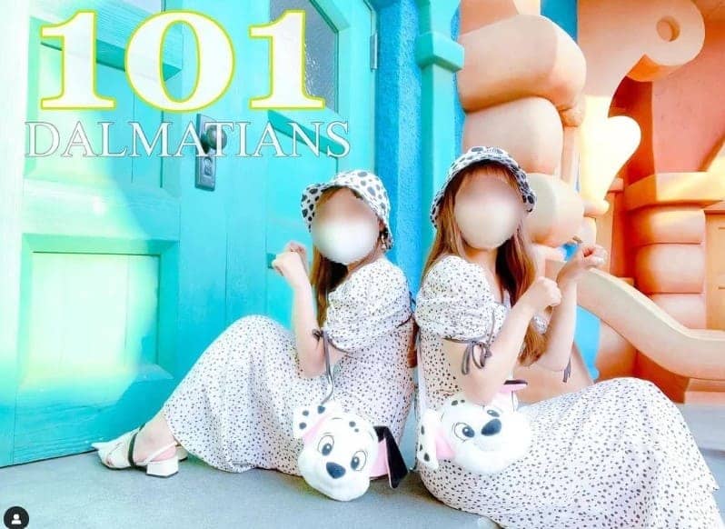 여성 두명이 등을 맞대고 앉아서 있다