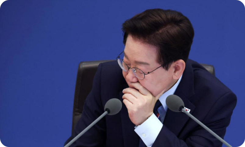 이재명 대통령이 12일 청와대에서 열린 국무회의 겸 제8차 비상경제점검회의에서 자료를 살펴보고 있다. 2026.05.12 [서울=뉴시스]