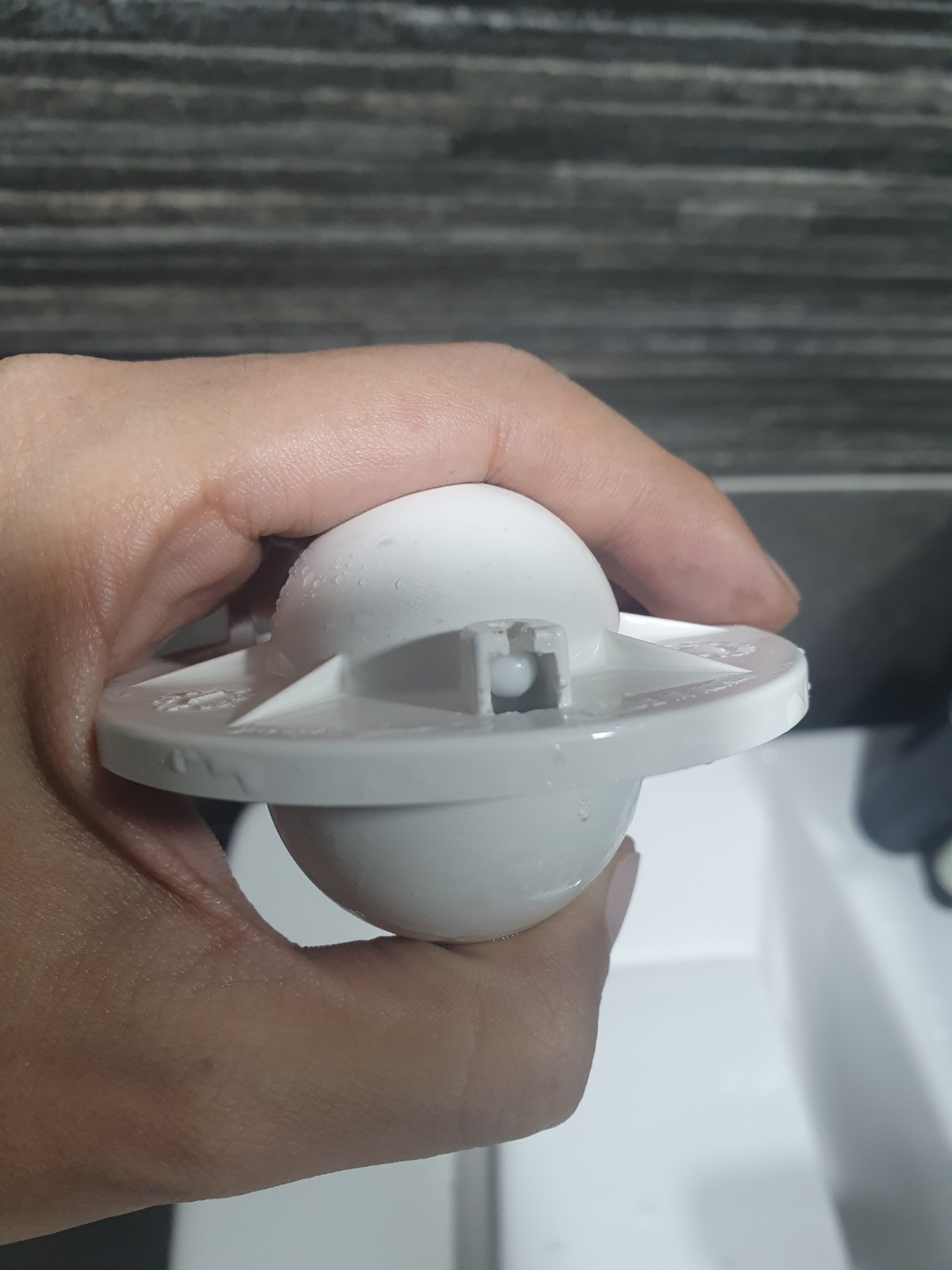 변기줄이-끊어진-고무마개-연결부의-사진