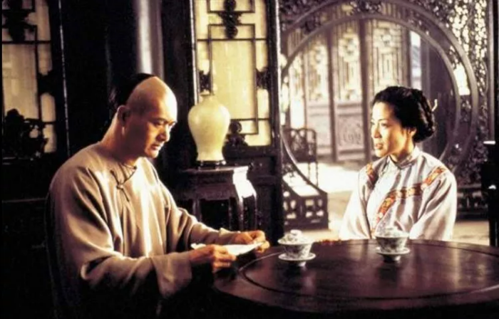 이모백과 수련이 원탁에 앉아 이야기를 나누는 장면